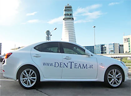 Transferfahrzeug der DenTeam Zahnklinik am Flughafen Wien