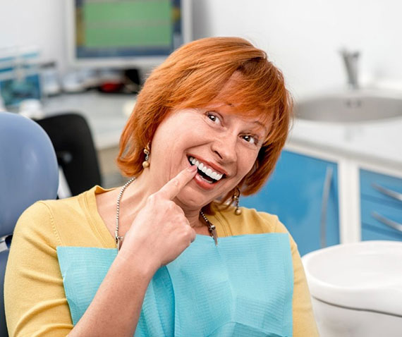 Wie sollte ich mich um meinen Mund und mein Zahnfleisch kümmern, wenn ich Zahnersatz habe?